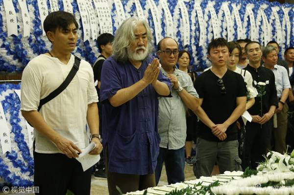 Nghệ sĩ Trung Quốc và người thân viếng cao thủ ‘Thiên long bát bộ’