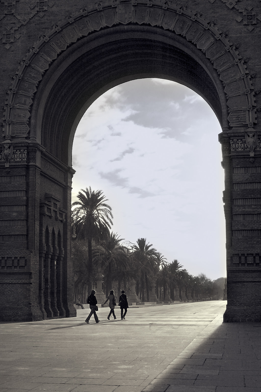 Under The Arc de Triomf [enlarge]