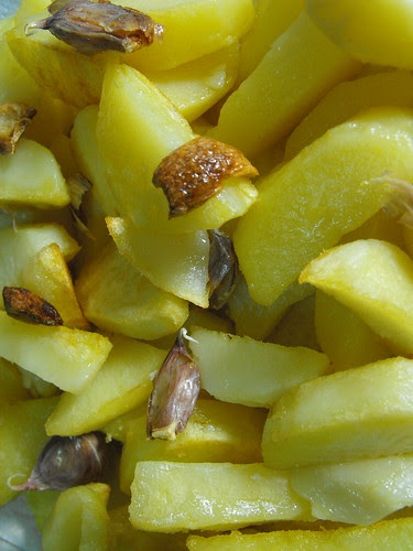 ...com batatas em alho.