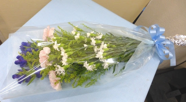 お盆のお供え リンドウとカーネーションの花束