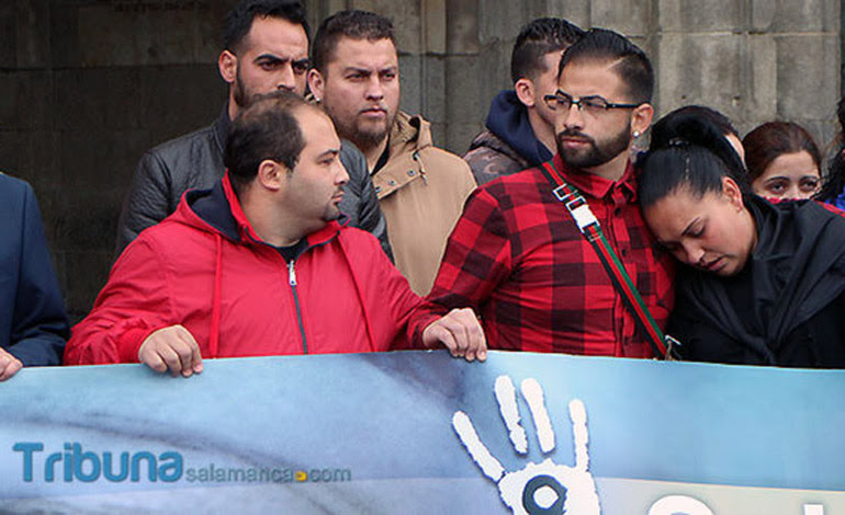  Family and friends of the deceased now  converged in the act of the Plaza Mayor in  Salamanca. 