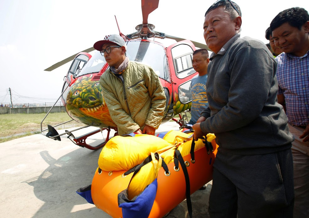Corpo do nepalês Min Bahadur Sherchan, que morreu no início do mês ao tentar escalar o monte Everest, é levado para hospital no dia 7 de maio  (Foto: REUTERS/Navesh Chitrakar)