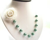 Flower Necklace, White Necklace, Sage Green Pearl Necklace, Bridal Jewelry, Bridesmaid Jewelry, Bridesmaid Necklace, Summer Necklace