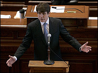 Rod Blagojevich argumentando en su defensa ante el Senado estatal de Illinois