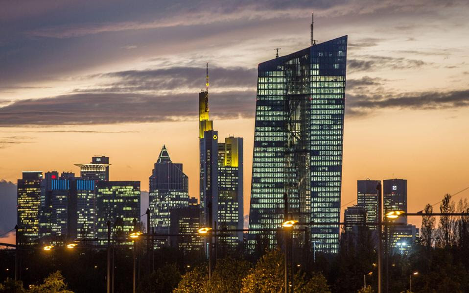 Εάν η ΕΚΤ αποφασίσει την Πέμπτη ότι τα ελληνικά ομόλογα δεν θα είναι στη λίστα των κρατικών ομολόγων που η ίδια ή η ΤτΕ θα αγοράσει, τότε θα δημιουργηθεί ένα ιδιαιτέρως αρνητικό πλαίσιο για την ελληνική οικονομία.