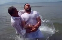 Vídeo de batismo leva mafioso convertido à prisão após ser identificado pela Polícia; Assista