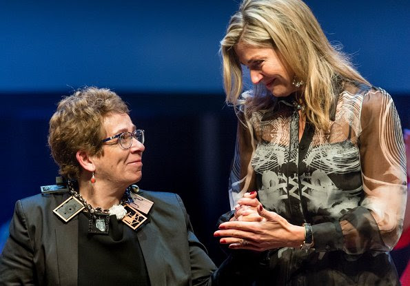 Queen Maxima wears Mattijs van Bergen Meeusen Hypnose shirt and Meeusen Smoke trouser, wore Christian Louboutin Pumps, Diamond earring, diamond gold silver necklace
