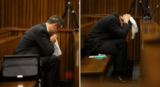 Réu no julgamento, Oscar Pistorius se abaixa para vomitar em um balde na corte em Pretória (Foto: Siphiwe Sibeko/Pool/Reuters)