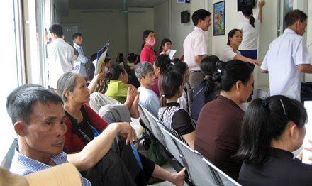 Bệnh nhân đến khám và chữa bệnh tại Bệnh viện K - Hà Nội. Ảnh: Ngọc Châu.