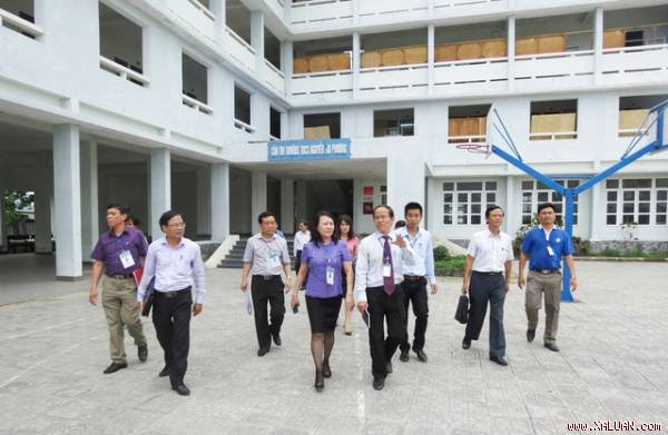 Thứ trưởng Nguyễn Thị Nghĩa (áo xanh) kiểm tra công tác chuẩn bị thi THPT Quốc gia 2017 tại Huế