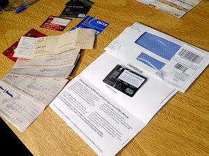 Cheques, cartões e documentos apreendidos com dupla que retirava cartões de crédito de outras pessoas usando identidade falsa (Foto: Mateus Rodrigues/G1)