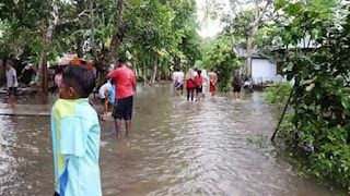 Bula, Malukupost.com - akibat hujan yang terjadi beberapa hari terakhir di Pulau Gorom Kabupaten Seram Bagian Timur (SBT) mengakibatkan Desa Namalean Kecamatan Pulau Gorom terkena banjir. Banjir tersebut juga merupakan imbas dari pekerjaan pembangunan jalan lapen lingkar pulau Gorom yang mana pekerjaan tersebut tidak dibangun saluran air (drainase), hal ini disampaikan salah satu tokoh pemuda desa Namalean, Fitriansa Sohilauw yang dikonfirmasi malukupost via telepon di Bula, Selasa (27/6)