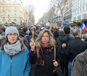 Ruth de Aquino na marcha contra o terrorismo em Paris (Foto: Época)