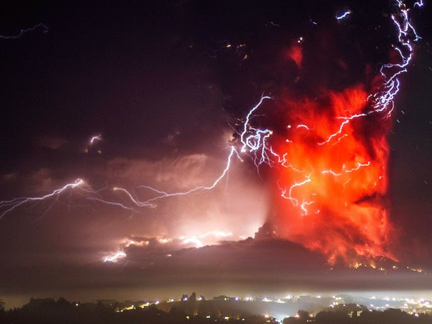 23/04 - O vulcão Calbuco entra em erupção perto de Puerto Varas, no Chile (Foto: David Cortes Serey/AP)