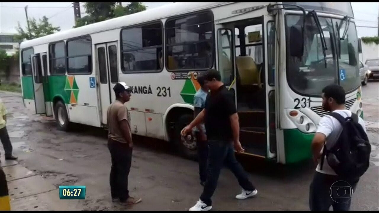 Rodoviários paralisam atividades e deixam dois milhões sem ônibus no Grande Recife