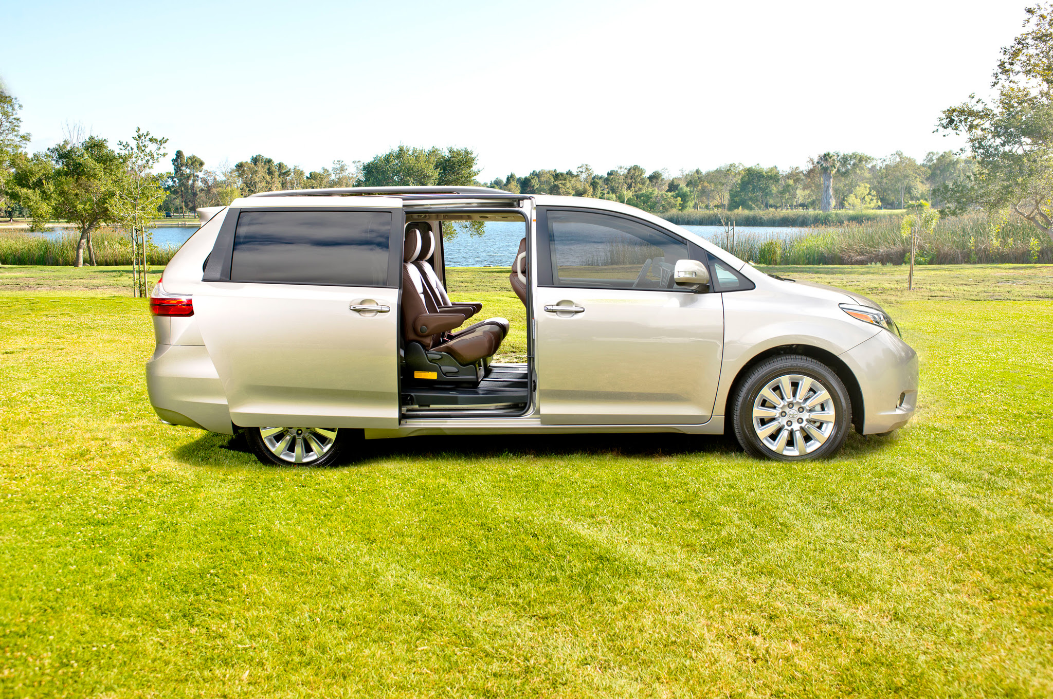 2015-Toyota-Sienna-LTD-side-sliding-doors