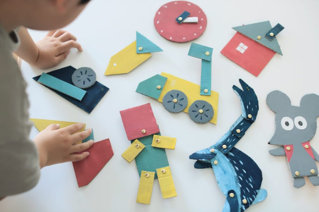 ダンボールを繋いで作る動くおもちゃ ダンボールパズルあそび つづる