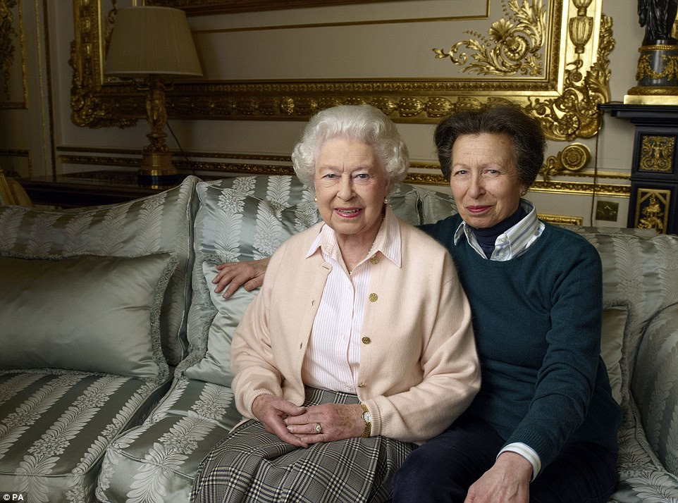 O segundo retrato é um tiro raro e surpreendentemente quente da Rainha com sua filha, a princesa Anne em White Drawing Room do Palace