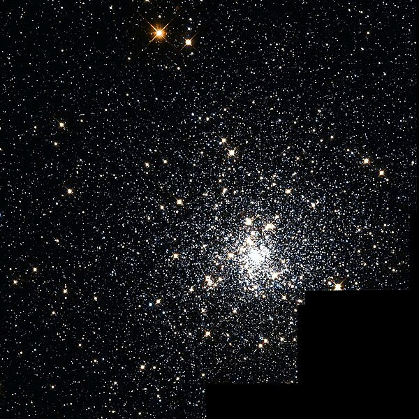 Ficheiro:NGC 6293 Hubble WikiSky.jpg