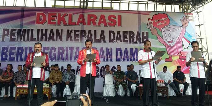 Ambon, Malukupost.com - Komisi Pemilihan Umum (KPU) Kota Ambon gelar Acara Deklarasi Kampanye damai jelang pemilihan Kepala Daerah (Pilkada), Berintegrasi dan Damai, Jumat (28/10) di depan Stadion Mandala Remaja Jl. Ina Tuni Karang Panjang Kecamatan Sirimau Ambon Berdasarkan pantauan, deklarasi kampanye damai dihadiri oleh Komisioner KPU RI Dr. Fery Kurnia dan anggotanya Riski Samsyah, Pejabat Walikota Ambon Frans J. Papilaya, Ketua KPU Prov Maluku Moesa Toekan, Ketua KPU Kota Ambon Marthinus Kainama,SH.M.Hum, Ketua Panwaslih Kota Ambon Jen Latuconsina,S.Ip, Kapolres Pulau Ambon dan Pulau-pulau Lease AKBP Harold Huwae, Kasdim 1504 Pulau Ambon, Mayor Inf Ade Apri Vardaniex. Turut hadir Pasangan nomor urut 1 Calon Walikota dan Wakil Walikota Ambon, Richard Louhanapessy,SH dan Syarief Hadler (Paparissa Baru) dan lawannya, Pasangan nomor urut 2 Calon Walikota dan Wakil Walikota Ambon, Drs. Paulus Kastanya dan M. A. S Latuconsina,ST.MT (PANTAS), Dalam deklarasi pemilihan kepala daerah berintegritas dan damai Walikota dan Wakil Walikota Ambon tersebut dilakukan pembacaan fakta integritas oleh kedua pasangan calon setelah itu dilanjutkan dengan penandatanganan fakta integritas. Ketua KPU Kota Ambon, Marthinus Kainama, dalam arahannya mengajak semuanya untuk mari menjadi peserta yang betul-betul karena pasangan calon menjual prinsip dan selama konvoi bisa mengikuti rute dari yang sudah ditetapkan oleh pihak KPU Kota Ambon dan finis di lapangan merdeka. "Saya harapkan kepada tim pemenangan dari dua pasangan calon Pilkada Kota Ambon, untuk bisa bertanggung jawab, dengan massa yang dihadirkan dalam deklarasi ini, agar pelaksanaan konvoi deklarasi kampanye dapat berjalan dengan baik," ungkapnya. Sementara itu, Pejabat Walikota Ambon Frans J. Papilaya mengatakan, masyarakat Kota Ambon menginginkan kompetisi ini bisa berjalan dengan aman dan para calon agar bisa menjual ide-ide untuk kemajuan Kota Ambon "Sebagai penyenggara pilkada Kota Ambon kita minta kepada KPU Kota Ambon dan Panwaslih agar bisa menyenggarakan pilkada ini dengan tidak memihak dan apabila ada oknum yang memihak kepada salah satu pasangan, agar bisa diproses sesuai dengan peraturan yang berlaku," tandasnya. Papilaya katakan, KPU Kota Ambon agar bisa bekerja secara profesional, dan berintegrasi dengan pemerintah kota sebagai penyelenggara Pilkada dalam menjaga keamanan. "Saya berharap agar tahapan Pilkada ini bisa berjalan dengan sukses sehingga tidak adanya pelanggaran serta bisa melahirkan kepala Daerah yang berkualitas. Dan untuk seluruh Masyarakat Kota Ambon untuk bersama-sama berdoa semoga proses demokrasi bisa berjalan dengan aman, damai dan sukses," pungkasnya. Senada dengan itu, Komisioner KPU RI, Fery Kurnia mengatakan kegiatan deklarasi ini bertepatan dengan hari sumpah pemuda untuk itu kita bisa semangat dalam mendeklarasikan kampanye ini. "Suksesnya tahapan Pilkada dilihat dari penyelenggara serta para masyarakat agar bisa memilih sosok pemimpin yang sesuai dengan pilihannya. Suguhkan masyarakat dengan Pendidikan politik yang berkualitas dan politik banyak berbagai metode silahkan gunakan metode tersebut dengan secara baik," ujarnya. Fery Kurnia menambahkan, Jadikan momen pilkada sebagai integritas perdamaian di Kota Ambon serta mempunyai komitmen guna menciptakan lahirnya pilkada yang berkualitas. "Kami berharap kepada nomor 1, pasangan Paparisa Baru dan nomor 2 pasangan PANTAS, serta kepada tim pemenangan kedua pasangan, agar selalu menjaga hubungan persaudaraan dan patuhi aturan dari KPU Kota Ambon, agar pelaksanaan pilkada bisa berjalan sukses dan kita minta kedua pasangan untuk wujudkan ini," bebernya. Ini Isi Pakta Integritas Deklarasi Pemilihan Kepala Daerah Berintegritas Dan Damai Walikota Dan Wakil Walikota Ambon Kami Calon Walikota dan Wakil Walikota Ambon peserta Pemilihan Kepala Daerah Serentak Tahun 2017 beserta tim kampanye dan para pendukung, dengan semangat persatuan dan persaudaraan. Berjanji kepada Masyarakat Kota Ambon menyatakan Siap menciptakan pemilihan Walikota dan Wakil Walikota Ambon Tahun 2017 yang berintegritas dan damai. Mewujudkan kemajuan daerah dan menjaga keutuhan Negara Kesatuan Republik Indonesia berdasarkan Pancasila dan Undang - Undang Dasar 1945. Tunduk dan patuh terhadap peraturan perundang - undangan yang berlaku. (MP-8)