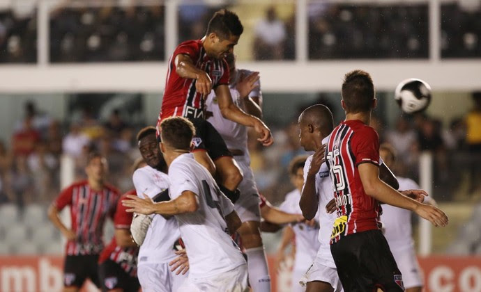Alan Kardec ganha de Gustavo Henrique e faz o gol do São Paulo no empate em 1 a 1 com o Santos (Foto: Rubens Chiri / saopaulofc.net)