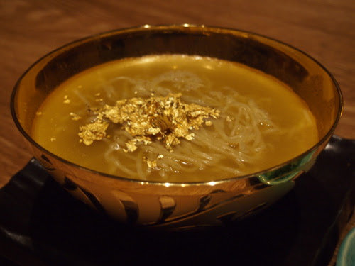 純金製どんぶりで頂く鶏がらスープのお味は 宮崎地鶏炭火焼 車 の 金 ラーメンを食べてみた オタ女