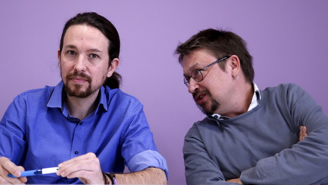 Xavier Domènech parlant amb Pablo Iglesias en una conferència de premsa (Reuters)