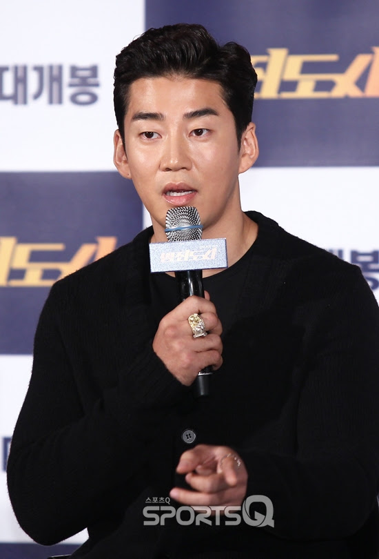 스몰톡Q '범죄도시' 윤계상, 장발 소감은? "액션신 힘들어 ...