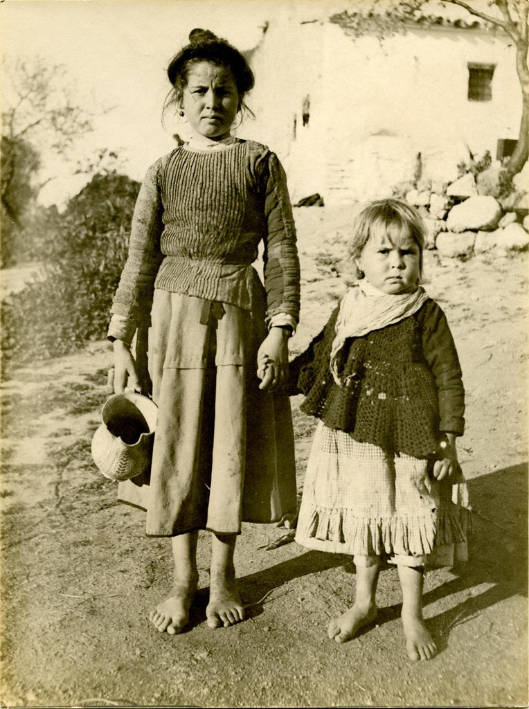 Niñas en una venta de Toledo a comienzos del siglo XX. Fotografía de Pedro Román Martínez. Centro de Estudios Juan de Mariana. Diputación de Toledo