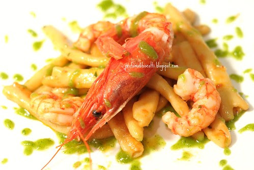 BUSIATE CON GAMBERI ROSSI E PESTO VERDE DI MANDORLE