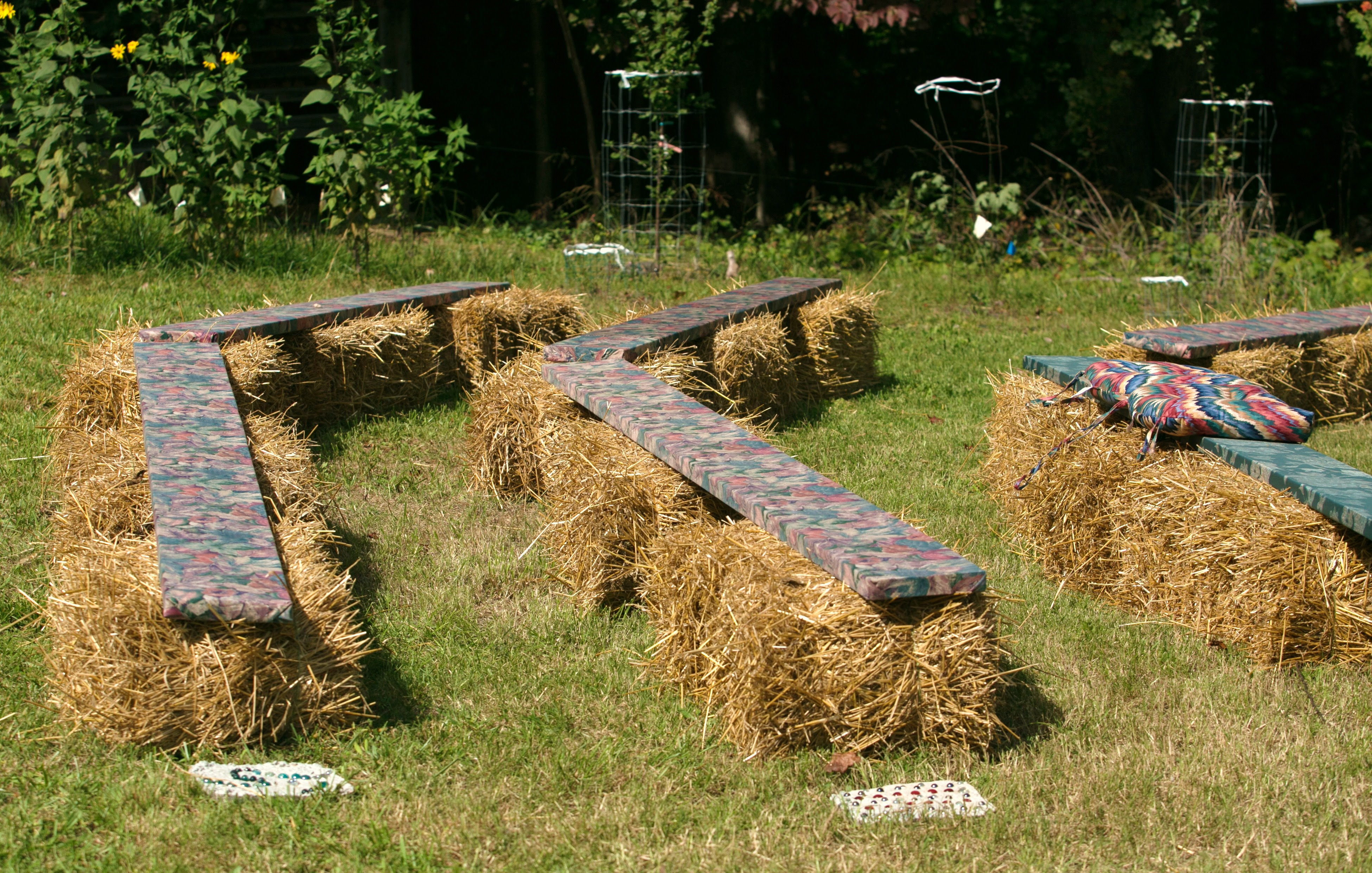 Homestead Wedding Tips Using Straw Bales And Boards To Make Wedding Seats Kw Homestead