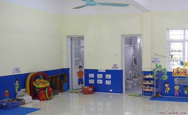 Cơ quan công an xác định nhà vệ sinh của lớp học không có khoá. Ảnh: Gia Chính.