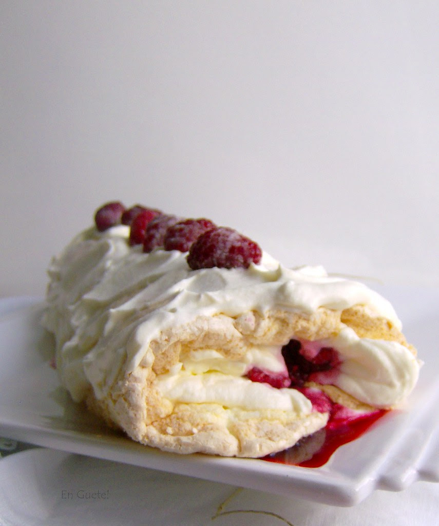 Rollo de merengue y frambuesas
