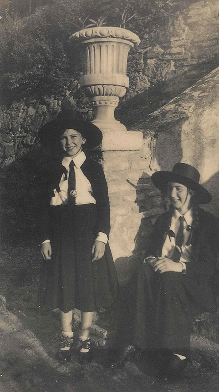 Anna y Tess Campbell en Toledo en 1936, preparadas para ir  a la plaza de toros. Cortesía de Tess Campbell y Joseph Pierce