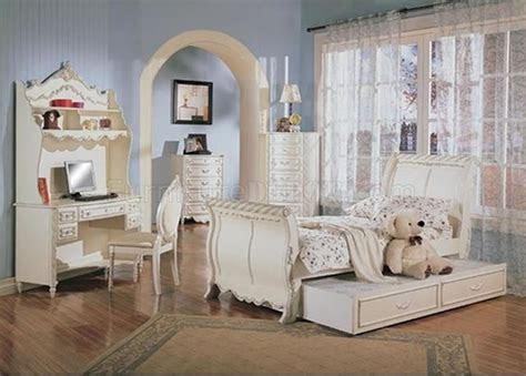 Bathrooms are often the most overlooked rooms in the house when it comes to decorating. Classic Pearl White Girl's Bedroom Set w/Carved Details