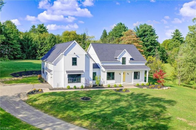 Modern farmhouse in Chagrin Falls, OH