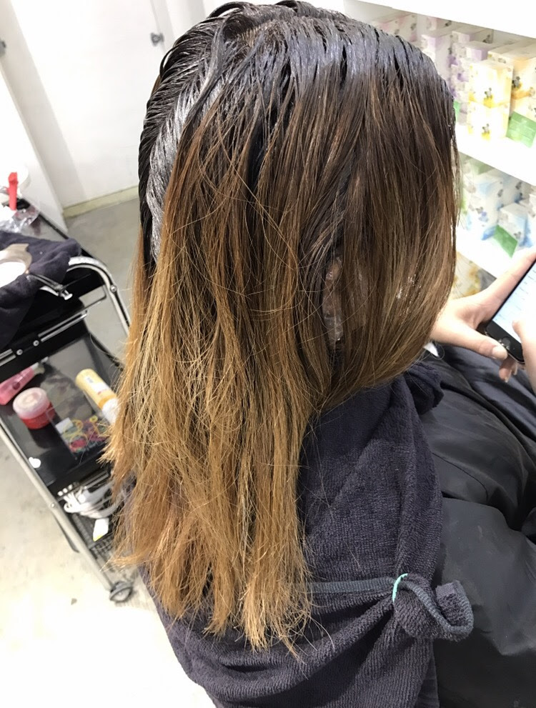 ブリーチした髪が伸びてきて 気になる根元をその後どうしたらいい ミネコラ質感矯正 などヘアケア トリートメントに特化した渋谷の美容室セルサスの公式サイトです