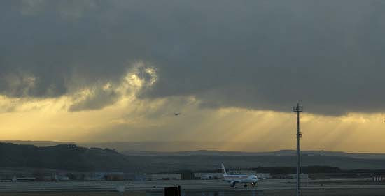 Felszállás a felkelő napban a négyes terminálon, Madrid, Spanyolország
