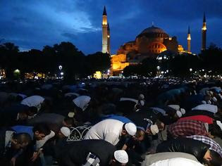 Φωτογραφία για Δεκάδες χιλιάδες τυφλωμένοι από τον φανατισμό Τούρκοι μουσουλμάνοι, σύλησαν την Αγία Σοφία