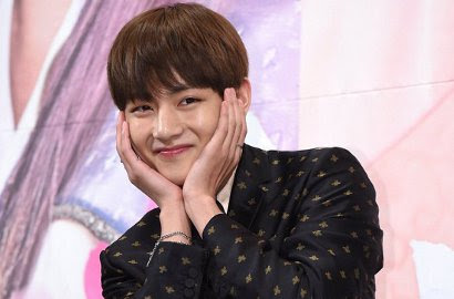 Begini Jadinya V BTS Foto Bareng 'Kembaran', Sama-Sama Ganteng HorasSumutNews.com - Berita Terkini Terbaru Hari Ini -Tak hanya jago di bidang musik, V juga membuat fans Bangtan Boys meleleh dengan wajah gantengnya. Namun, siapa yang menyangka kalau pelantun "Blood Sweat & Tears" ini punya "kembaran" yang tak kalah tampan darinya? 