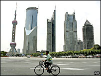 Un ciclista pasa junto a edificios en Pekín