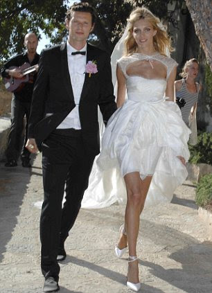 Comportamento do modelo: Lily Aldridge em Vera Wang e vestido mullet Anja Rubik
