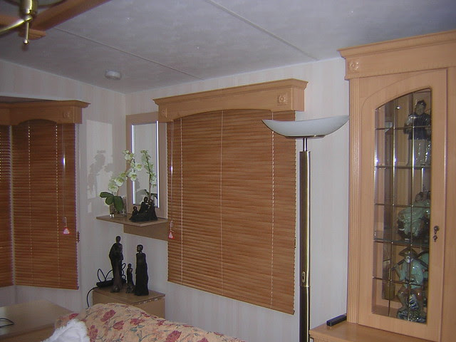 WOODEN VENETIAN BLINDS IN A SQUARE BAY WINDOW | BAILEYS BLINDMAN WOODEN VENETIAN BLINDS IN A SQUARE BAY WINDOW | BAILEYS BLINDMAN