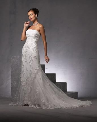 a glamour white lace fitted wedding goen for special moments