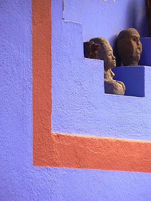 statues sur mur bleu.jpg