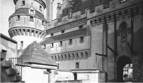 Arsitektur pandangan Pierrefont Castle, mengingatkan perang yang   diselingi sejarah Perancis.