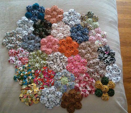 slow progress - yo yo quilt wip. I've got this thing for yo yos.