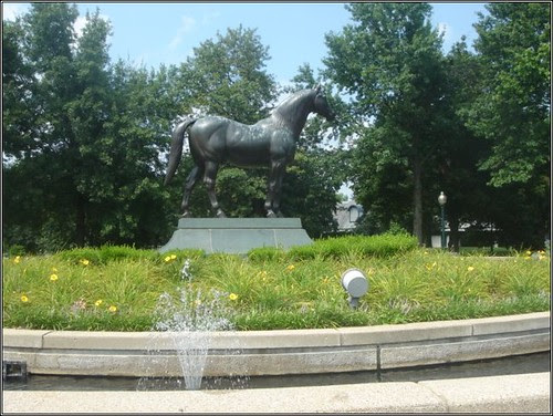 man of war horse. Man O War Memorial