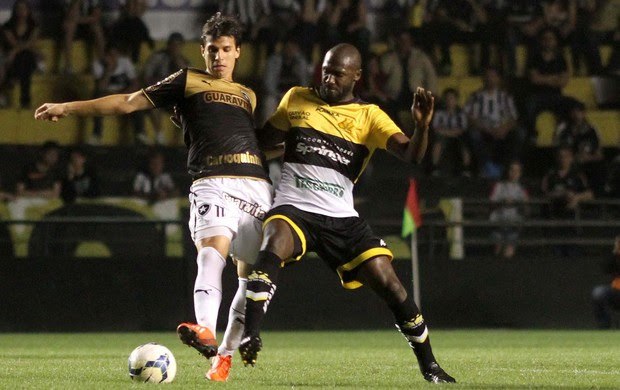 Zeballos do Botafogo RJ e Rodrigo Souza do Criciúma (Foto: Fernando Ribeiro / Ag. Estado)