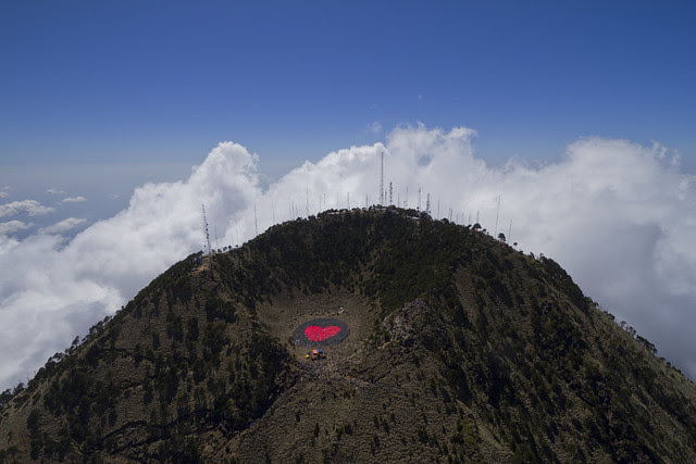 el amor por Guatemala sobre el volcan